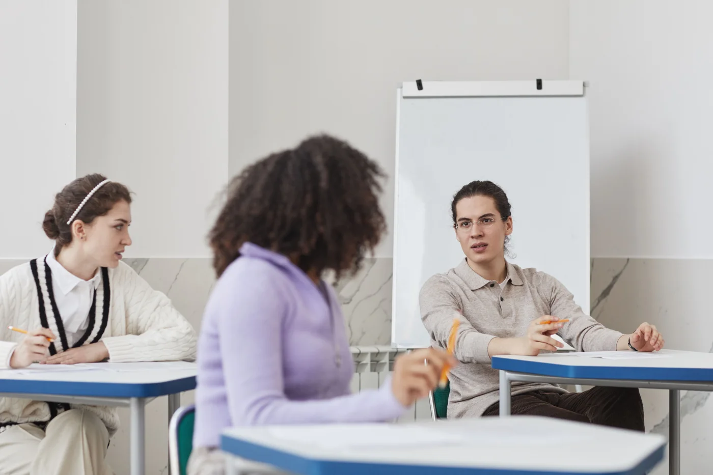 Estudantes conversando em uma sala de aula